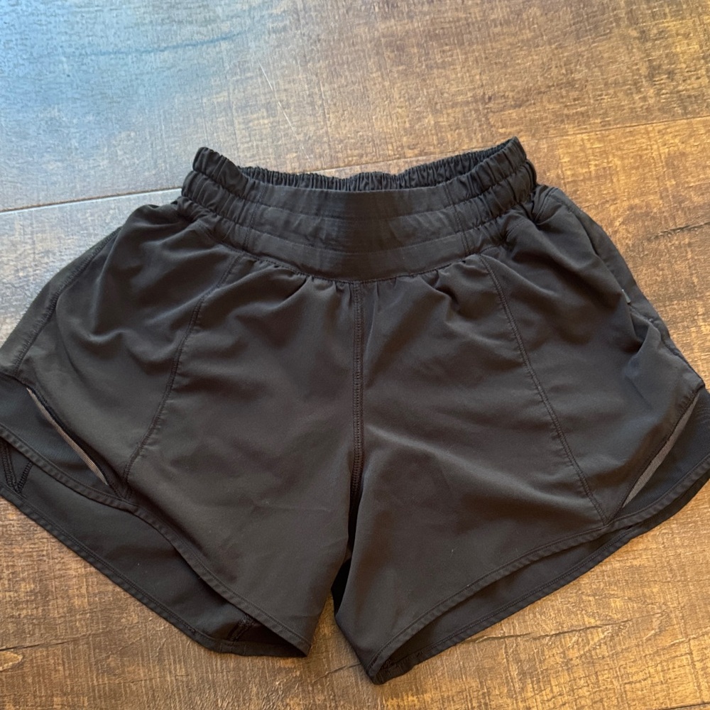 Lululemon Athletica Black Hotty Hot 4” size 0